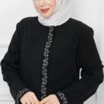 Tesettür Siyah Boydan Çiçek İşlemeli Nakışlı Fermuarlı Büyük Beden Ferace