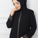 Tesettür Siyah Boydan Papatya İşlemeli Fermuarlı Büyük Beden Anne Ferace